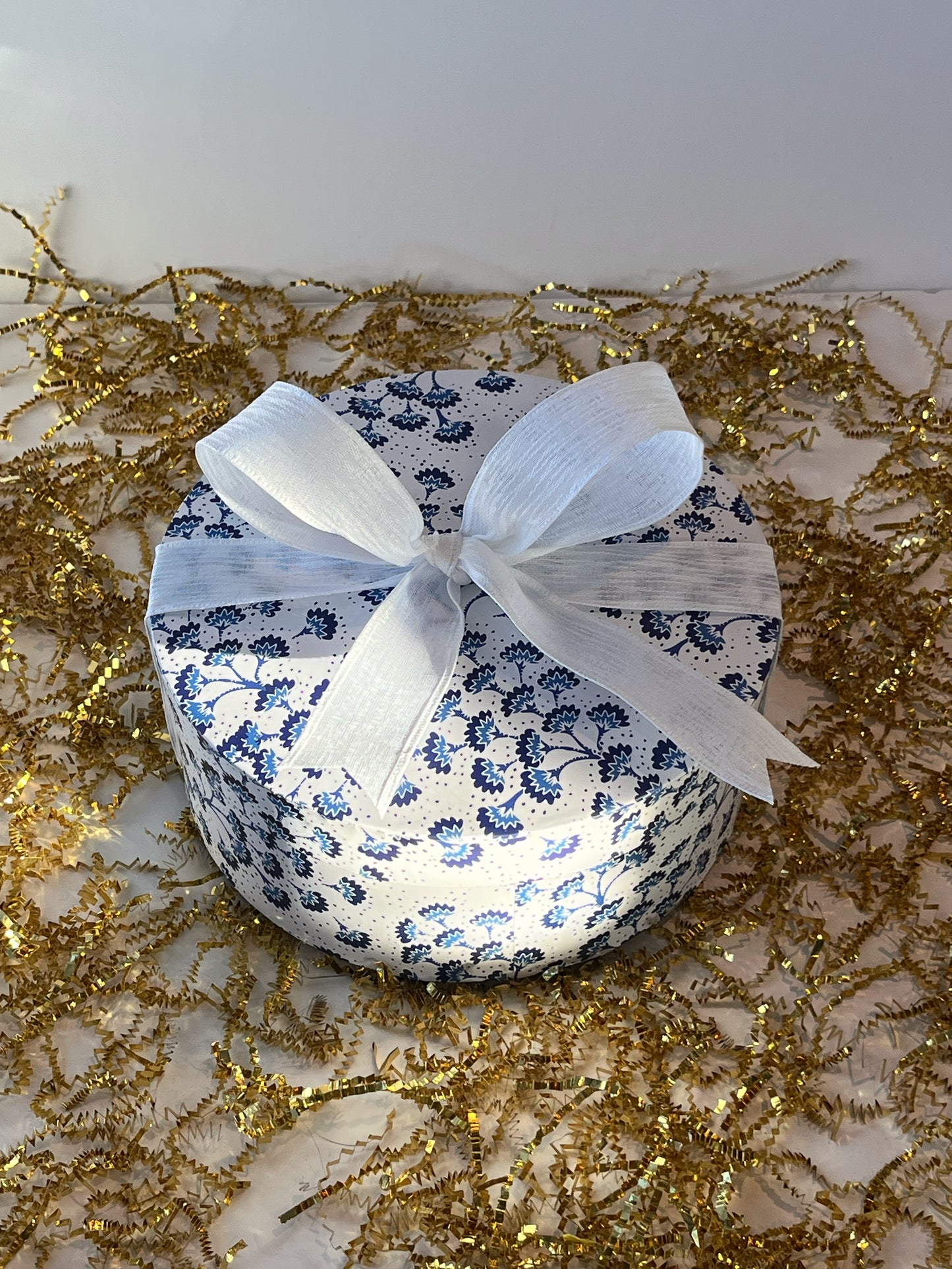 Coastal Glow – Gift Box with Kendra Scott Studs, Spongellé Buffer & Coconut Husk Candle