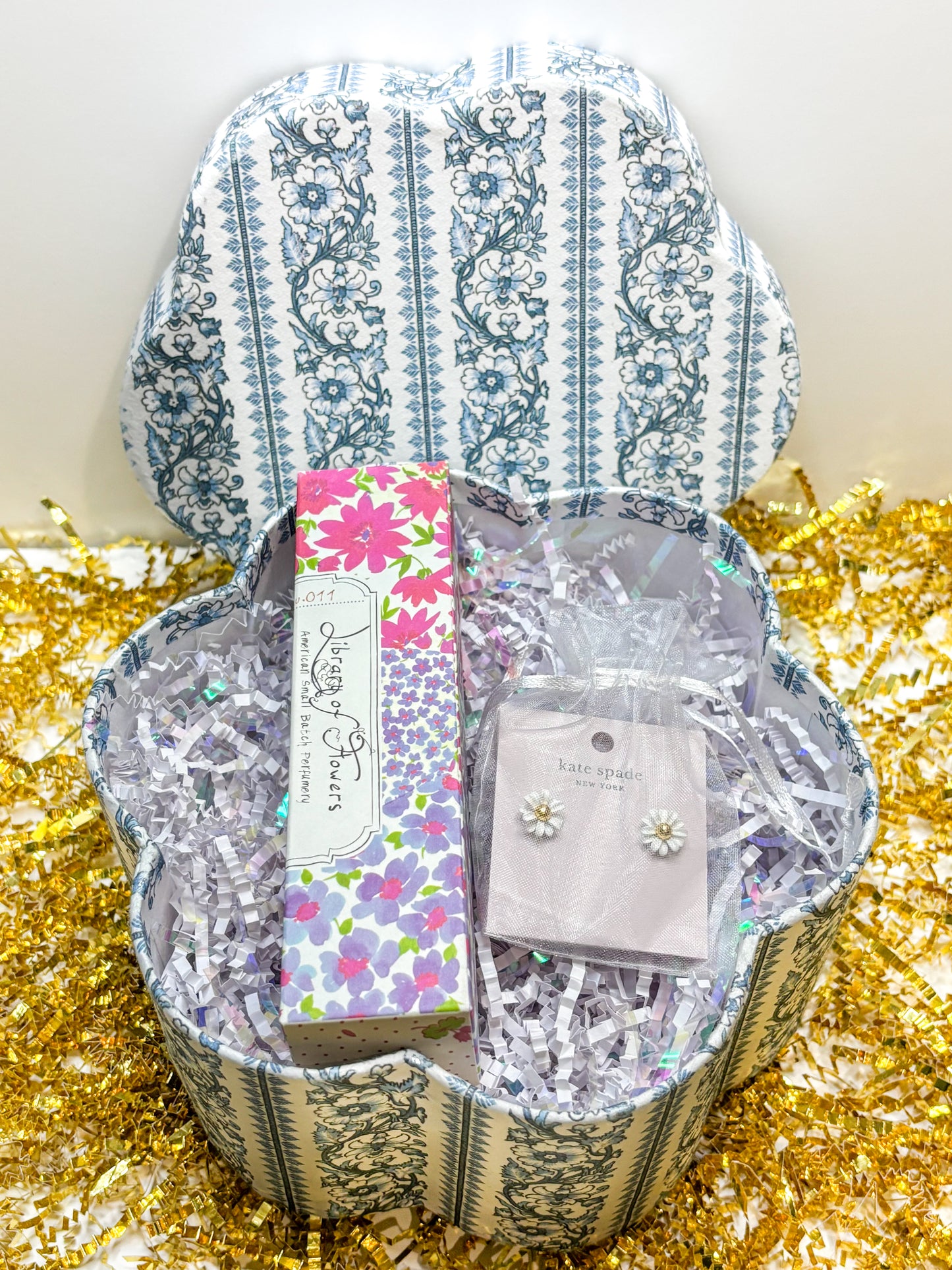 Always in Bloom Gift Set – Kate Spade Daisy Earrings & Floral Scented Hand Crème
